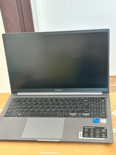 Notebook Samsung Book4 i5 NP750XGJ-KG4BR PARA PEÇAS: Tela, SSD, RAM - Defeito na placa