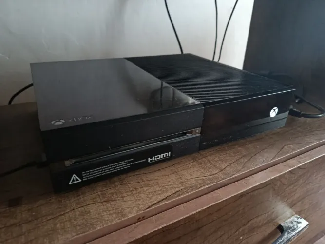 Xbox one 1tb 2 controle + Kinect Acompanha jogos em mídia física