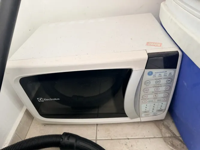 Microondas Electrolux branco 220V