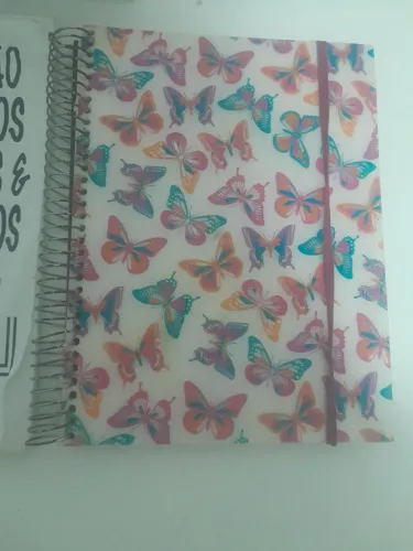 Caderno capa dura, com elástico de borboletas ?