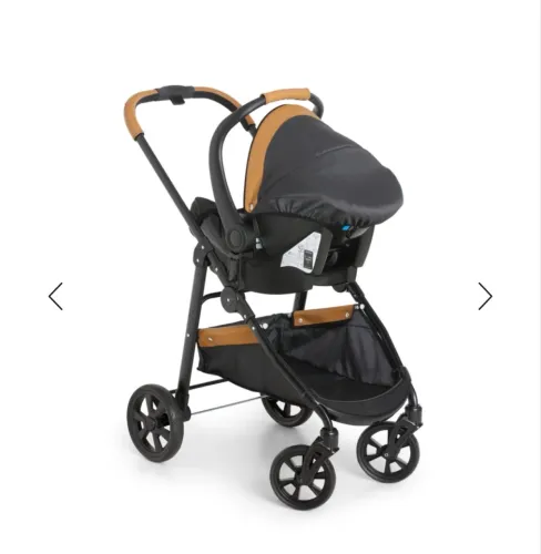 Carrinho de bebê com bebê conforto galzerano