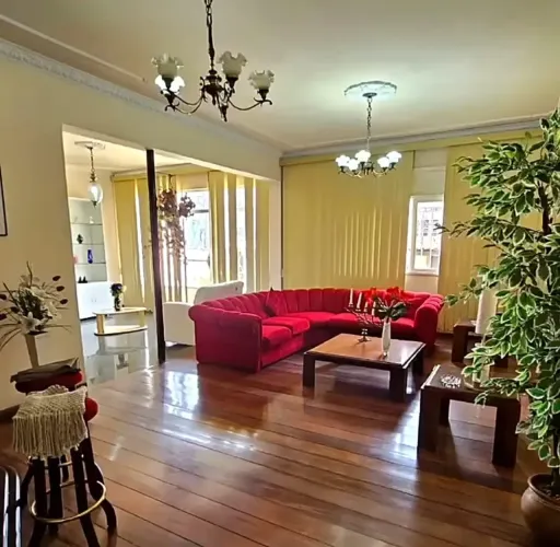 Casa ampla com anexo à venda próxima ao Centro de Petrópolis