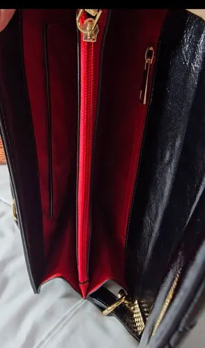 Bolsa preta matelassê com corrente dourada ? Nova, nunca usada