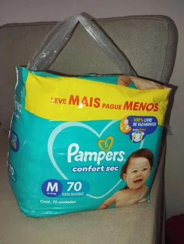 Fralda Pampers tamanho M com 70 unidades 