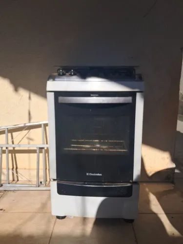 Vendo fogao 4 bocas Electrolux e 3 vasilhames de chopp