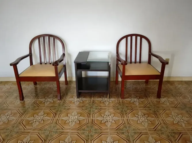 Duas Poltronas de Madeira Mais uma Mesa de Canto.