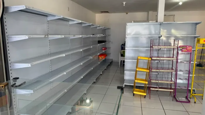 Pratileiras de parede em perfeito estado