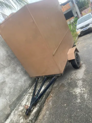 Vendo carretinha baú, ótima opção pra fazer trailer ou transportar carga de valores.