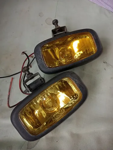 Farol de milha na cor amarelo com lampada 