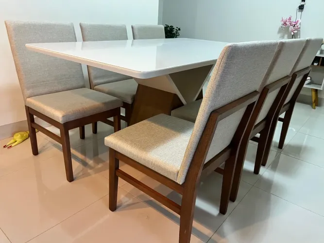Mesa resistente de madeira