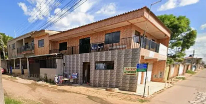 Vende-se lote com 2 casas, 2 kitnets e 2 lojas