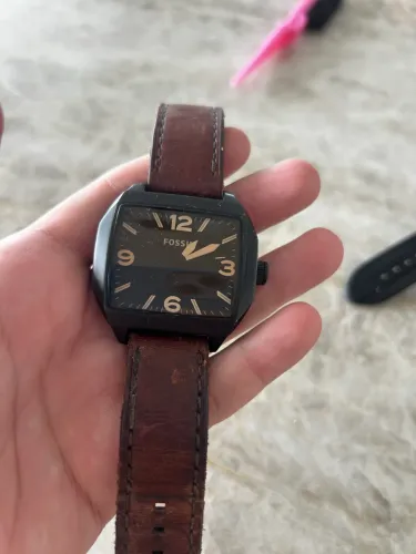 Relógio fóssil com pulseira de couro