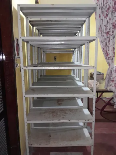 Estantes em aço