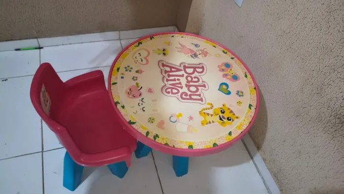 Mesa e cadeira infantil Baby Alive