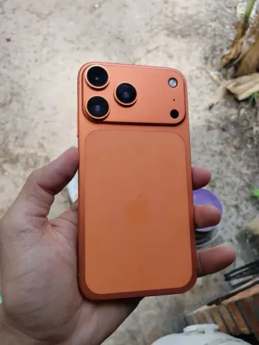 iPhone 11 na carcaça 17pro