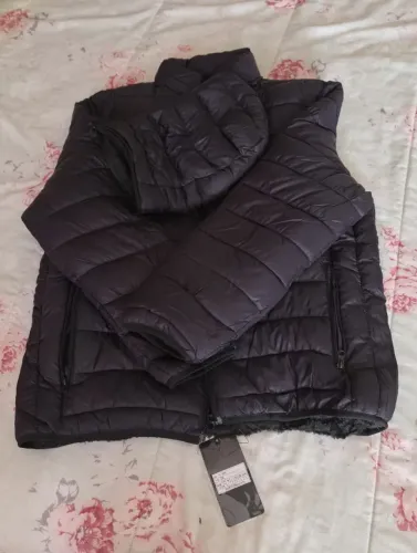 JAQUETA DE NYLON PRETA.