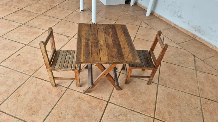 Jogo de mesa e cadeira infantil de madeira