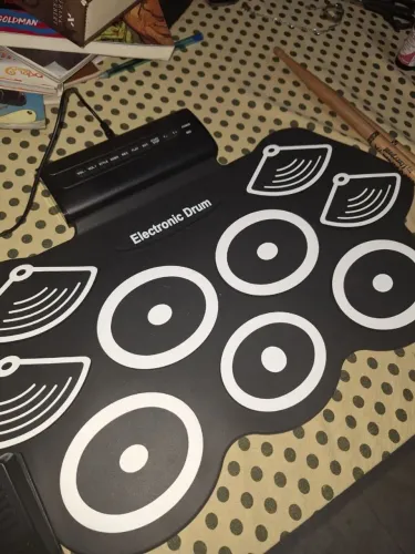 Bateria eletrônica portátil com 9 pads e 2 pedáis + 2 baquetas profissionais
