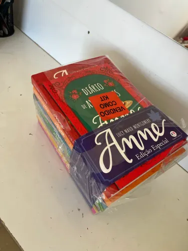Vendo kit completo da coleção Anne with a E, contendo 8 livros + 1 diário
