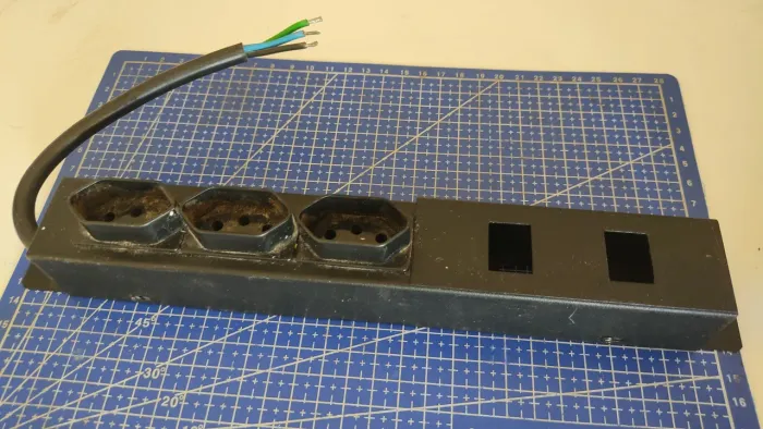 Extensão Regua elétrica 3 tomadas com suporte para 2 conectores/keystone RJ-4545