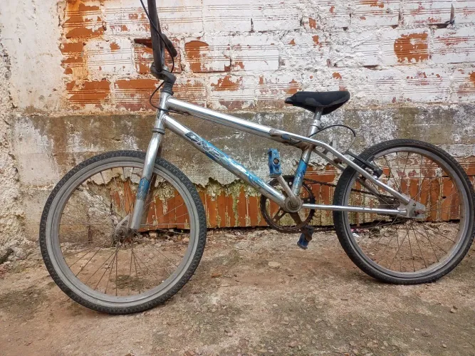 Uma bicicleta BMX boa pra manobras 