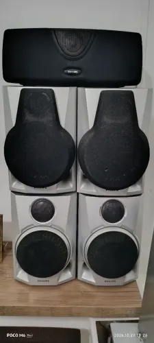 Conjunto de caixas acústicas.