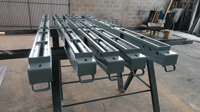 Barrote de ferro e peças de carroceria de caminhão 