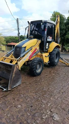 Retroescavadeira extra menos de 6 mil horas