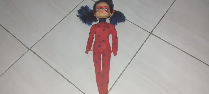 Boneca ladybug miraculous antiga com avaria barata