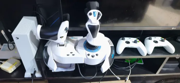 Xbox série s com 2 controle e um controle fhiter simulador de voo