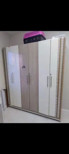 Vendo um guarda roupa de 6 portas