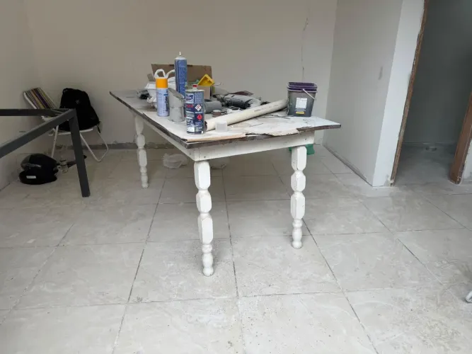 Mesa de madeira usada.
