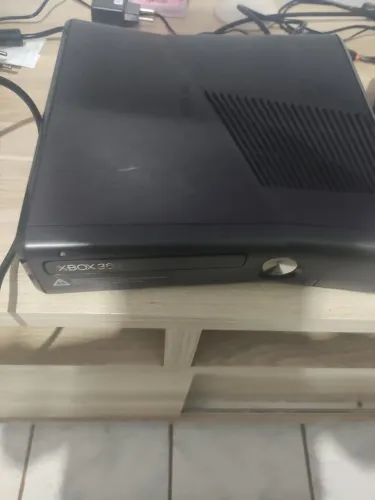 Xbox 360 pendrive desbloqueado com 4 jogos inclusos e 2 controles