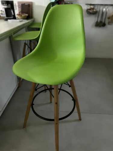 Banqueta Alta Charles Eames Eiffel verde Base Madeira - verde e linda!