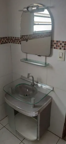 Vendo gabinete de banheiro com espelho