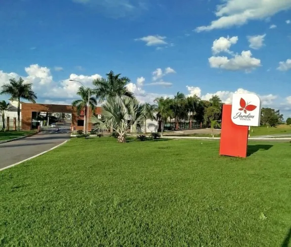 Lote no Condomínio Fechado Jardim Veneza em Senador Canedo - 360m²