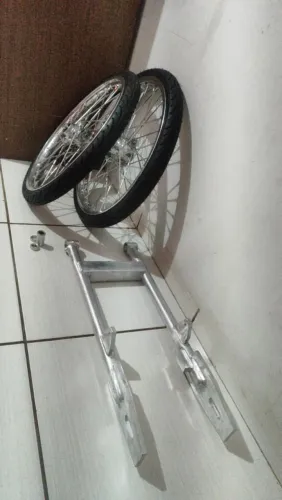 Par de rodas de moto e uma balança de moto