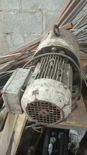 Motor elétrico trifásico com moto redutor de Calandra 