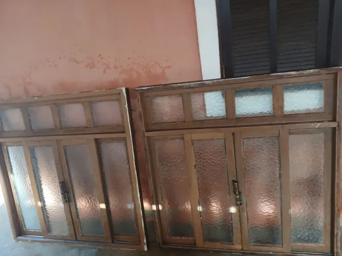 Vendo 2 janela de madeira por r$ 200 00.
