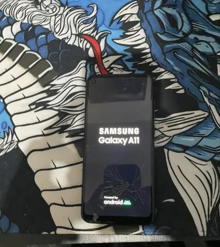 Samsung a11 com a tela trincada