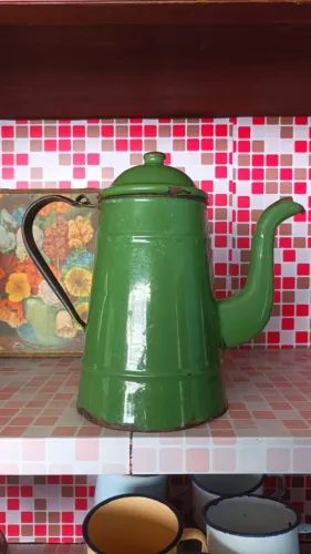 Bule esmaltado verde, da antiga marca Souza Noschese. 20cm.