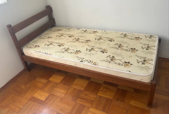 Cama de madeira solteiro com colchão