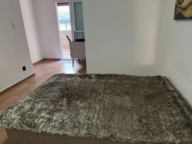 Tapete peludo cinza