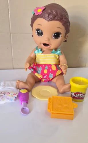 Boneca babybalive lanchinho divertido Laurinha