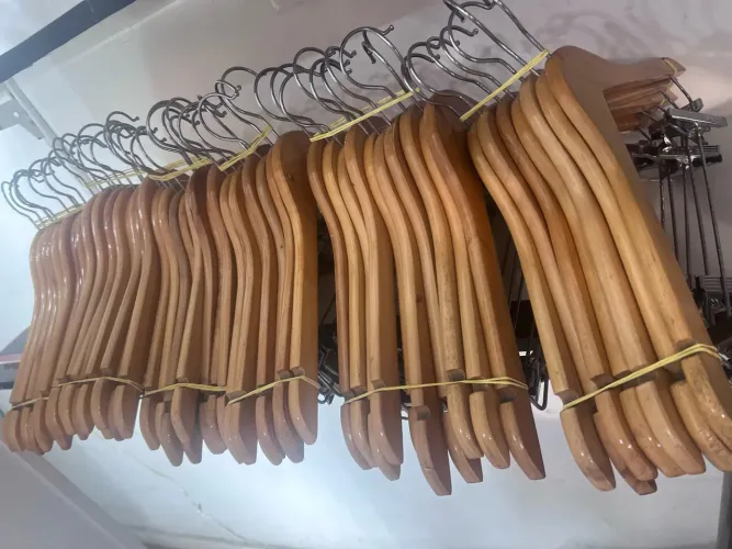 Cabide de madeira