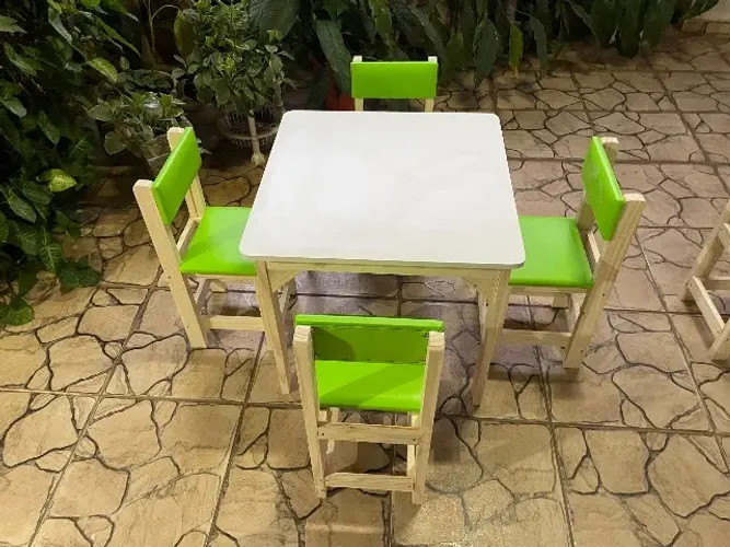Mesa infantil com 4 cadeiras, para crianças até 8 anos