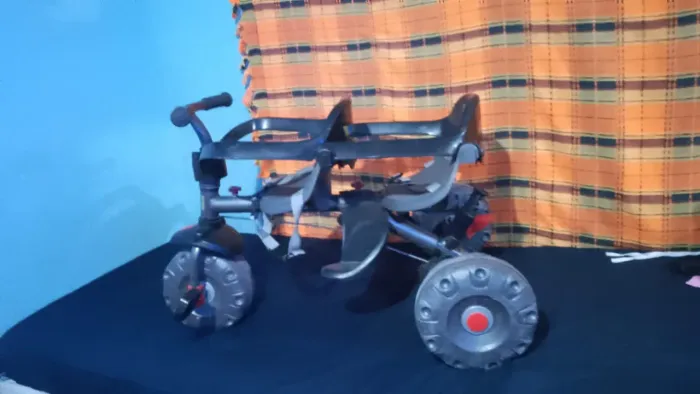 Triciclo infantil dois lugares semi-novo 