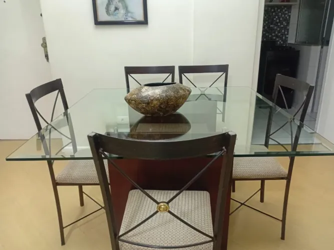 Mesa de vidro com 5 cadeiras