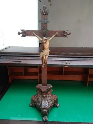 crucifixo séc. xviii ricamente entalhado em jacarandá