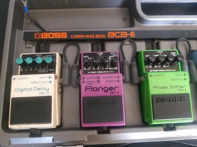 Case Boss BCB-6 com Pedais MT-2, OD-3, CH-1, PH-3, BF-3, DD-3, TU-12.